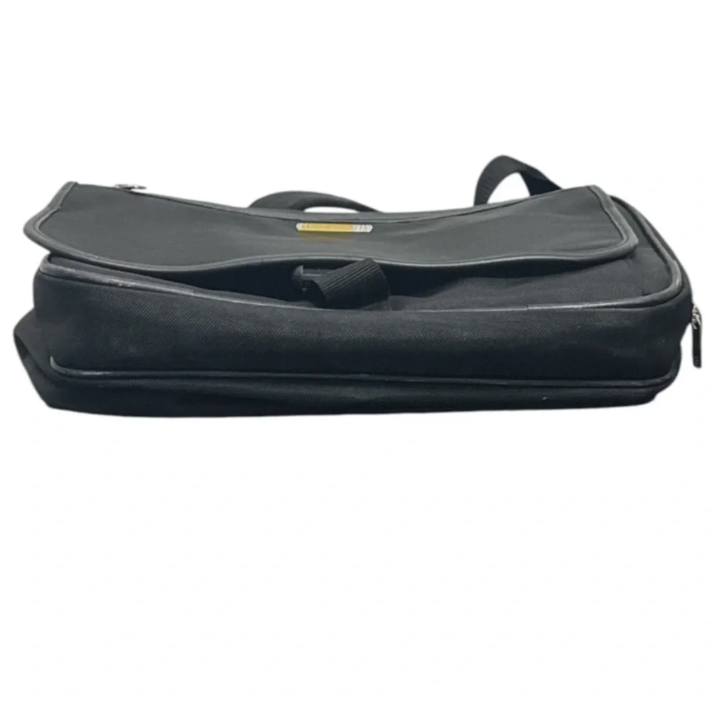 Authentic Kenneth Cole designer black laptop computer messenger bag